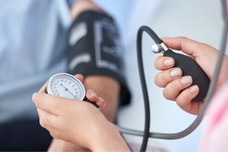 Blutdruckmessung beim Patienten – mögliche Ursache für Kreislaufschwindel erkennen