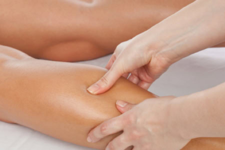 Gezielte Heilmassage der Wadenmuskulatur – therapeutische Behandlung bei Muskelverspannungen und Schmerzen