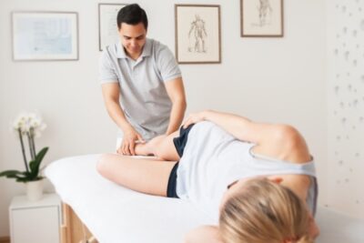Physiotherapeut behandelt Patientin auf Liege – individuelle Therapie bei Schwindelbeschwerden