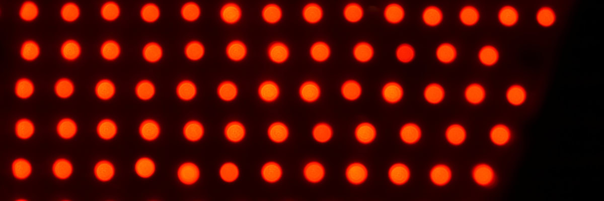 LED-Rotlichtpanel Nahaufnahme – moderne Photobiomodulation in 1020 Wien