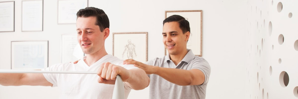Physiotherapeut behandelt eine Schulter