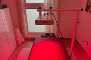 LED-Rotlichtgerät im Behandlungsraum – LED-Rotlichtmassage Wien