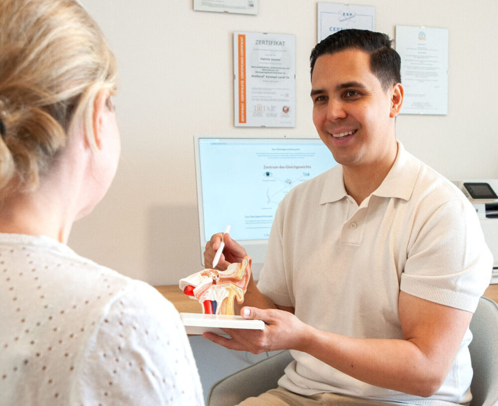 Physiotherapie in Wien 2 – persönlich begleitet im Nordbahnviertel Osteopath Patrick Gomez im persönlichen Anamnesegespräch mit einer Patientin