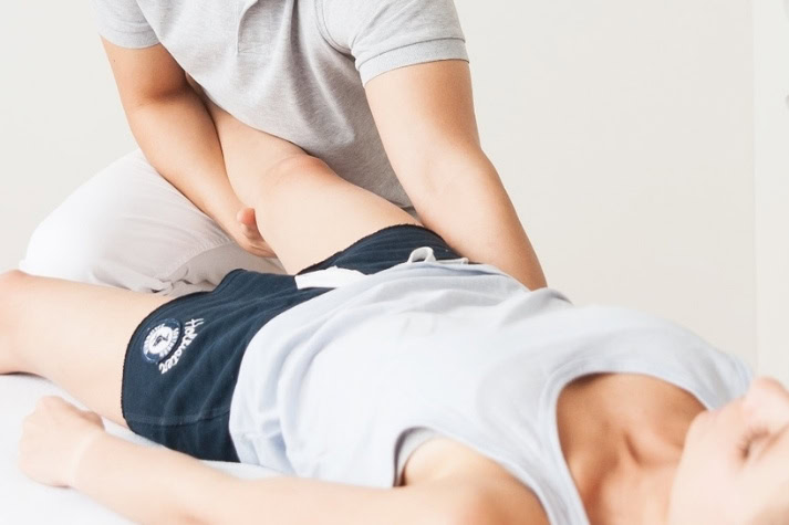 Physiotherapie bei Hüftbeschwerden im 2. Bezirk – Nordbahnviertel Physiotherapeutische Behandlung bei Hüftbeschwerden und Hüftschmerzen in Rückenlage