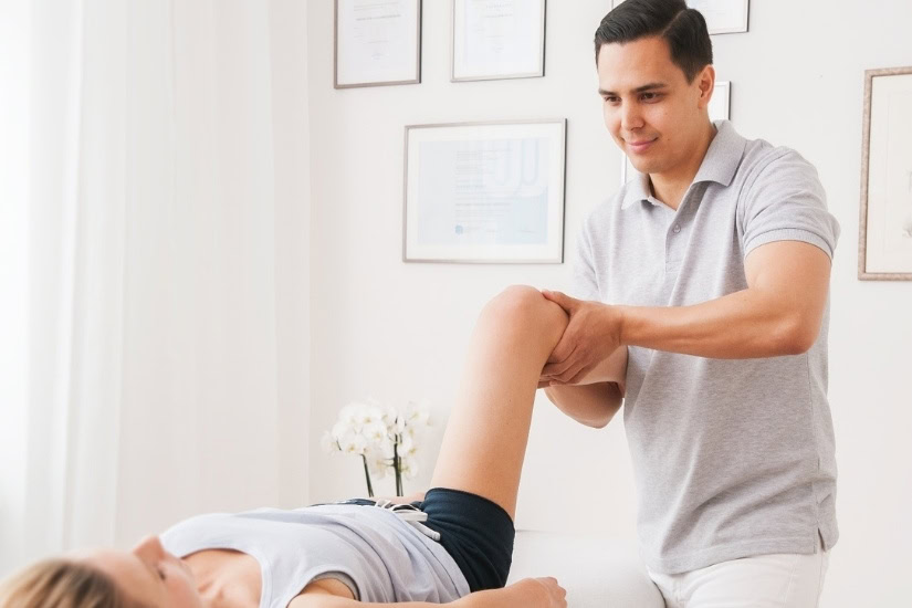 Knieschmerzen – Physiotherapie in Wien (2. Bezirk) Physiotherapie bei Knieschmerzen im 2. Bezirk in Wien – Untersuchung und Mobilisation des Kniegelenks