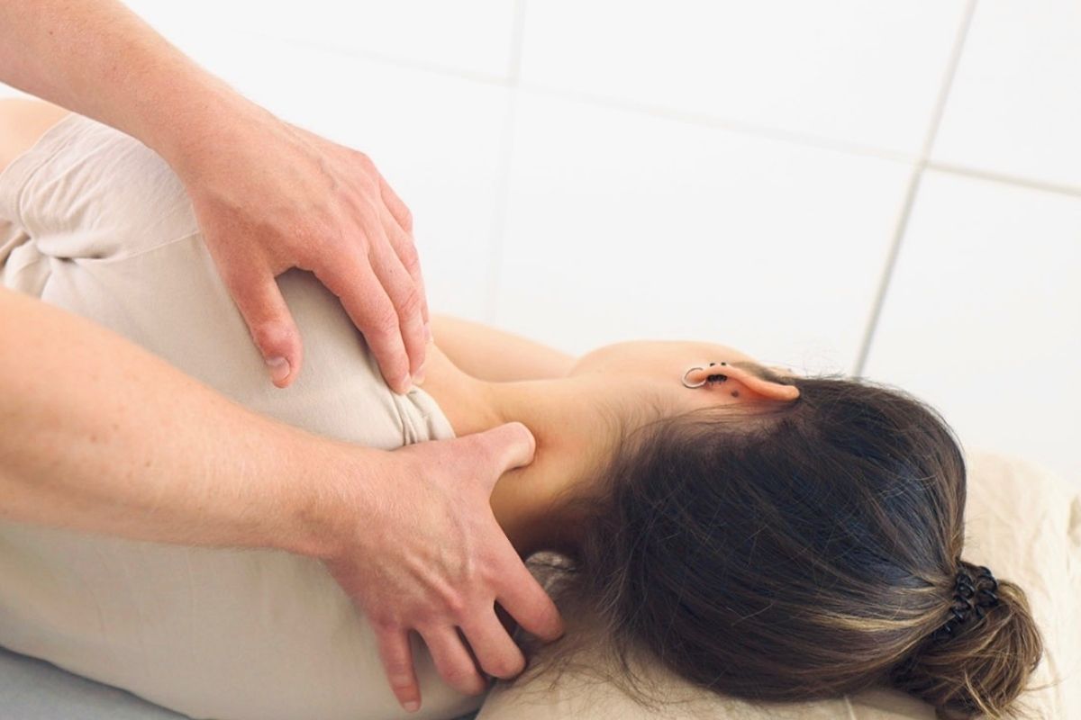 Physiotherapie in Wien 2 – persönlich begleitet im Nordbahnviertel Physiotherapie bei Nackenmscherzen in unserer Praxis im Nordbahnviertel