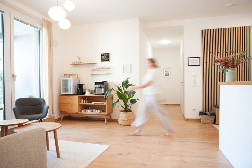 Physiotherapie in Wien 2 – persönlich begleitet im Nordbahnviertel Wartebereich der Physiotherapiepraxis im 2. Bezirk Wien