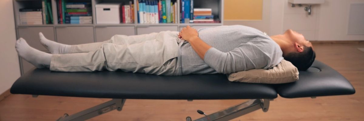 Patient während eines Epley-Manövers zur Behandlung von gutartigem Lagerungsschwindel