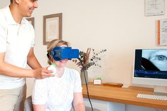 Gutartiger Lagerungsschwindel – Warum sich plötzlich alles dreht Patientin mit Nystagmus-Brille bei der Abklärung von Schwindel und Gleichgewichtsstörungen