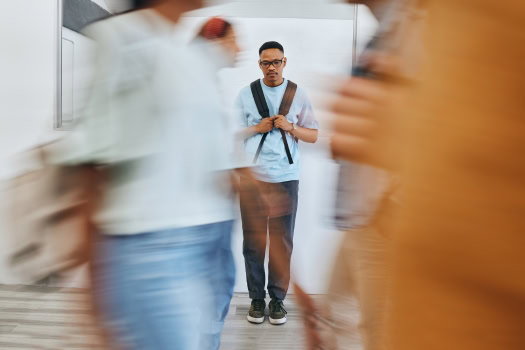 Schwindel – Ursachen, Symptome und häufige Erkrankungen im Überblick Mann mit Unsicherheit im Alltag als Symbolbild für funktionellen Schwindel und PPPD